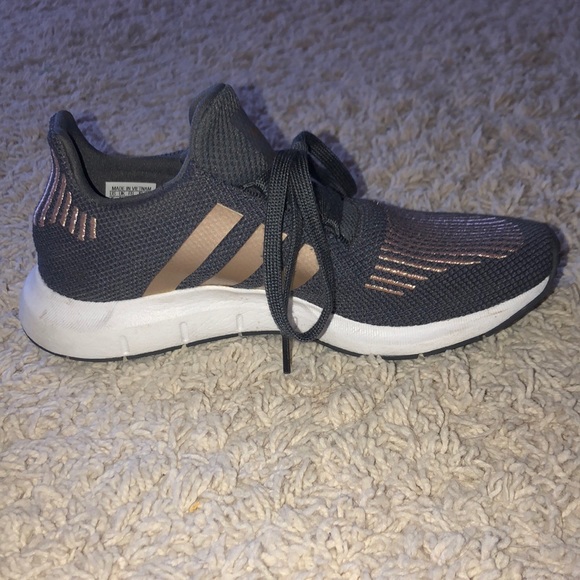 Adidas tennis shoes - Picture 2 of 5